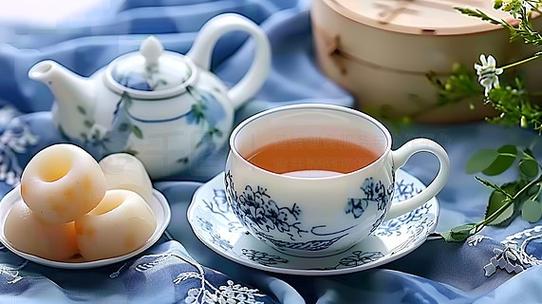 下午茶中国风蓝色花卉茶具茶杯茶壶甜点茶盘茶托茶具盒茶巾商业照片